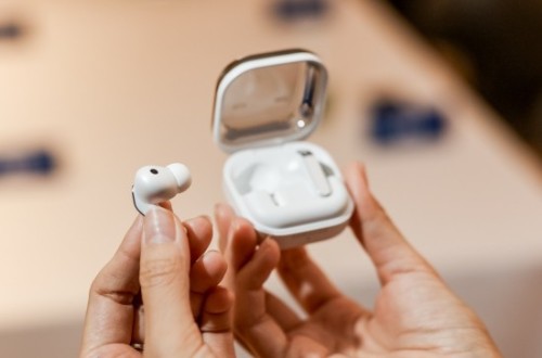 出差时如何优化效率？三星Galaxy Buds4系列帮你排除干扰