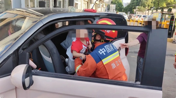 妈妈取个快递 2岁小男孩把自己反锁车内 惊动119