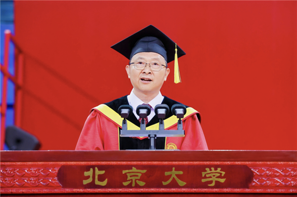 北大校长送给毕业生一个公式 看懂就能不被AI淘汰