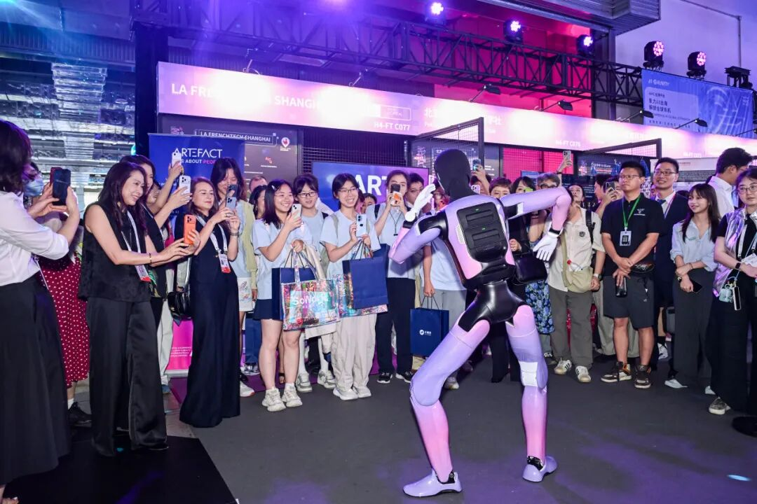 WAIC 的中学女生们：看见 AI，也看见自己