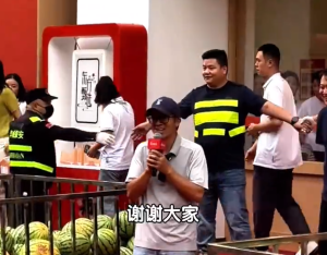 俞敏洪现身郑州：免费送1000个西瓜 希望大家夏天过得美好