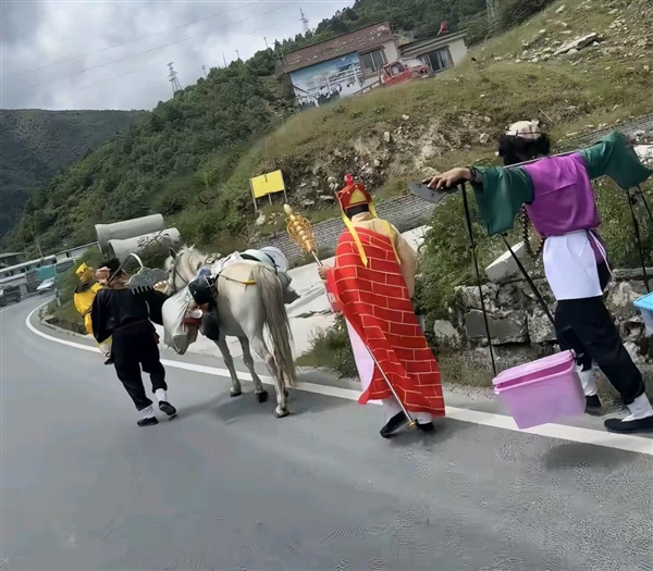 网友进藏公路偶遇唐僧师徒4人赶路：连队形都和西游记一样