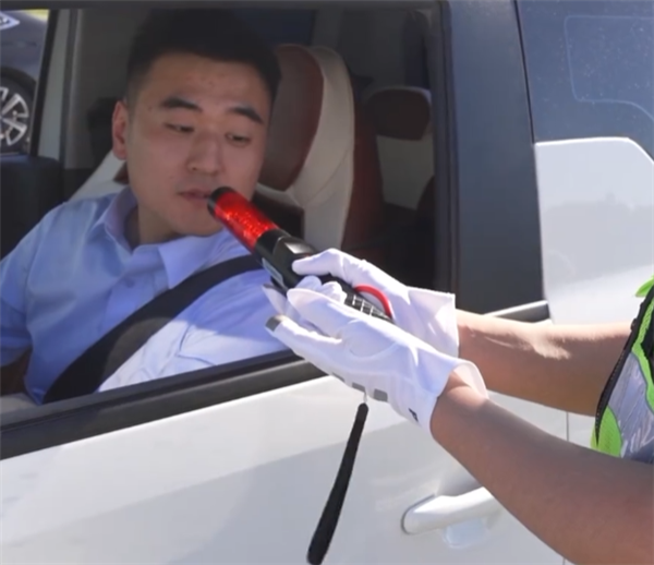 喝奶啤会吹出酒驾吗？交警实测：亮灯了 但不算酒驾