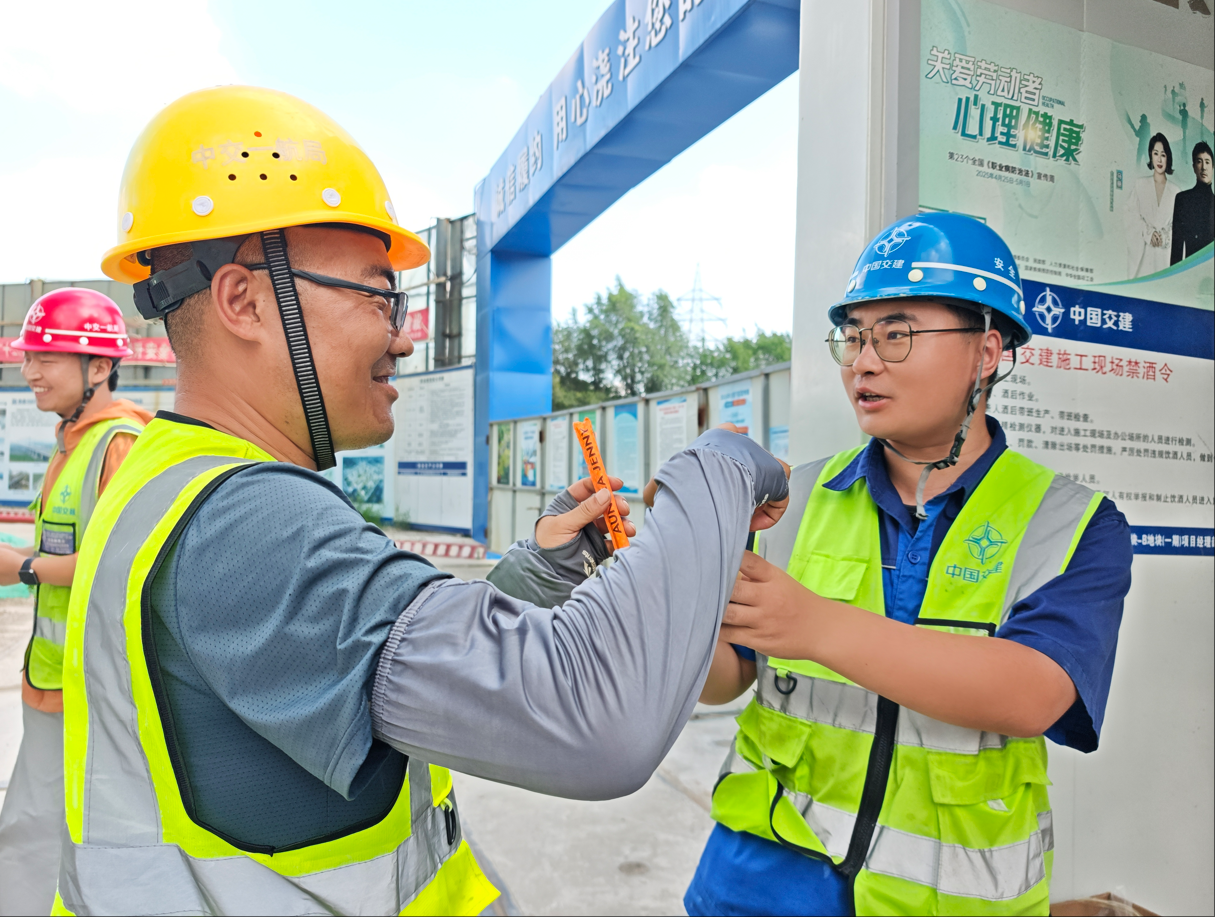 中交一航局城建公司长春滨河B地块项目部开展防暑降温活动