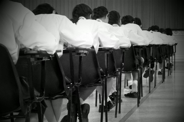 大学生每月生活费多少才算“够”被挤上热搜 网友热议：2000元是起步